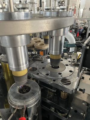 0.5-0.8MPa 가스 소스와 150-350 GSM 종이 사양을 가진 소비 종이 컵 형성 기계