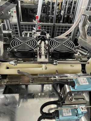 제조업체 완전 자동 일회용 종이 차컵 제조 기계 1900kg 전압 380V/220V 50Hz/60Hz